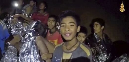 Chlapci v thajské jeskyni.