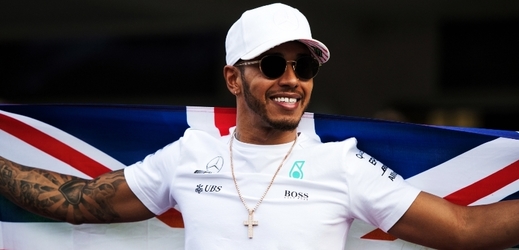 Závodník formule 1 Lewis Hamilton. 