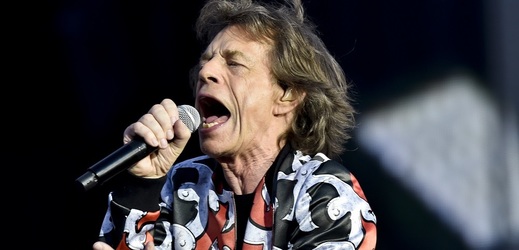 Zpěvák Mick Jagger sršil nevyčerpatelnou energií. "Ahoj Praho, to je krásná letní noc," hlaholil česky. (FOTO: Šimánek Vít). 