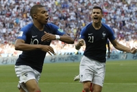 Francouzi budou proti Uruguayi hodně spoléhat na Kyliana Mbappého (vlevo).