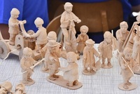 Řezbáři vyráběli figurky a předměty do společného mezinárodního betléma.