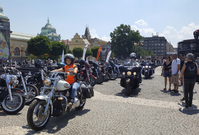 Spanilá jízda motocyklů Harley-Davidson rozburácí Prahu.