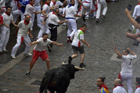 Při tradičním běhu s býky se v Pamploně zranilo pět lidí.