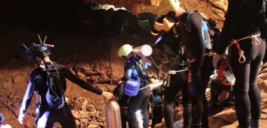 Záchranná akce u jeskyně s uvězněnými chlapci a trenérem.