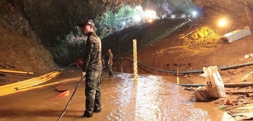 Odčerpávání vody z jeskyně.