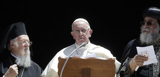 Papež František čte své poselství před bazilikou sv. Mikuláše.