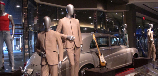 Kostýmy nesmrtelných Beatles vystavené v kasinu Hard Rock.