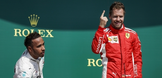 Lewis Hamilton (vlevo) z Williaamsu po kolizi naznačil, že Ferrari nehraje fér.