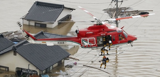 Záchranáři zasahující při povodních.