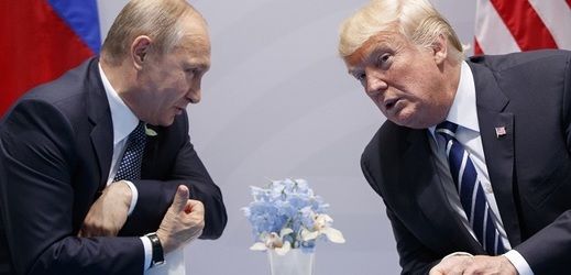 Zleva Vladimir Putin a Donald Trump.