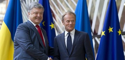 Předseda Evropské rady Donald Tusk (vpravo) a ukrajinský prezident Petro Porošenko.