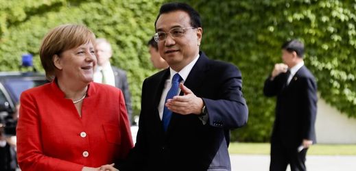 Německá kancléřka Angela Merkelová a její čínský protějšek Li Kche-čchiang.