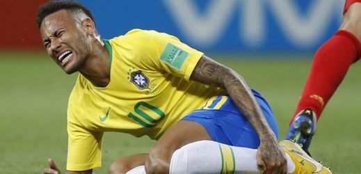 Neymar s bolestivou grimasou.