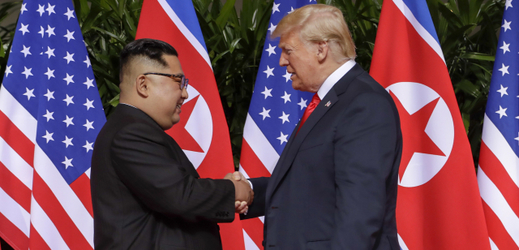 Zleva Kim Čong-un a Donald Trump.