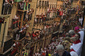 Pamplona, jež má 190 tisíc obyvatel, musí vstřebat při oslavách přes milion lidí. Lidé na balkonech čekají na start běhu.