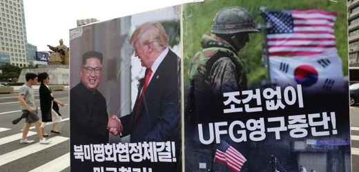 Plakáty v jihokorejských ulicích.