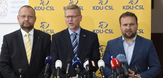 Zleva místopředseda KDU-ČSL Jan Bartošek, předseda Pavel Bělobrádek a první místopředseda Marian Jurečka.