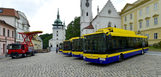 Na Zámeckém náměstí, kam nevedou troleje, převzalo město Teplice 10. července 2018 pět nových parciálních trolejbusů.