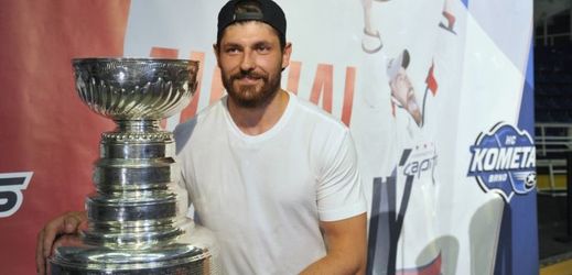 Vítěz Stanley Cupu se svou trofejí Michal Kempný. 