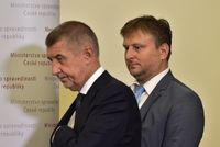 Předseda vlády Andrej Babiš (vlevo) uvedl do funkce nového ministra spravedlnosti Jana Kněžínka.
