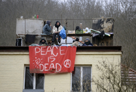 Aktivisté protestovali na střeše domu.