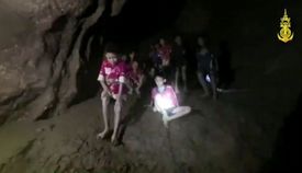 Všech dvanáct chlapců i jejich trenér byli z jeskyně zachráněni.