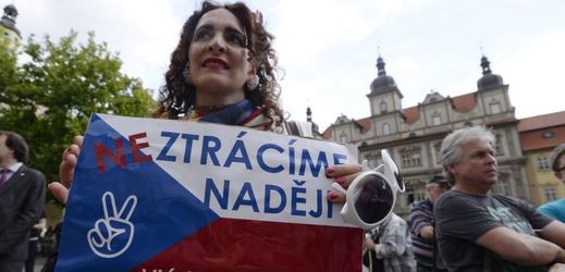 Stovky lidí v Praze demonstrují proti vládě s komunisty.