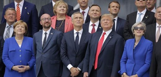 Šéfové státu a vlád aliančních zemí pozorující přelet vrtulníků při zahájení summitu NATO v Bruselu.