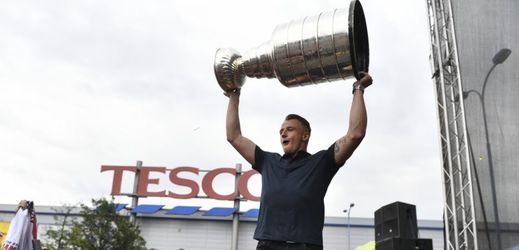 Jakub Vrána zvedá nad hlavu Stanley Cup.