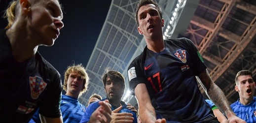 Chorvatští fotbalisté samou radostí zalehli jednoho z fotografů.