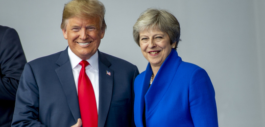 Americký prezident Donald Trump (vlevo) a premiérka Spojeného království Theresa Mayová.