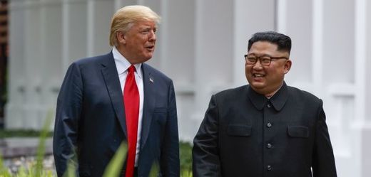 Americký prezident Donald Trump a vůdce KLDR Kim Čong-un na červnovém setkání.