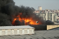 Oheň na střeše továrny, ilustrační fotografie. 