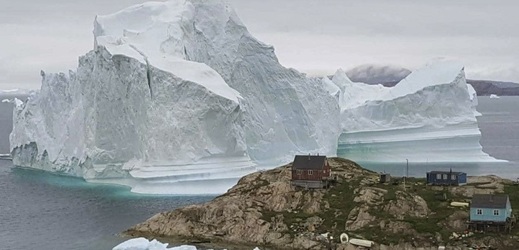Obrovský ledovec u pobřeží Grónska. 