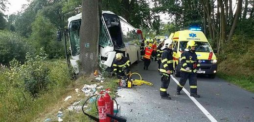 Autobus na Olomoucku narazil do stromu, nejméně jedenáct zraněných.