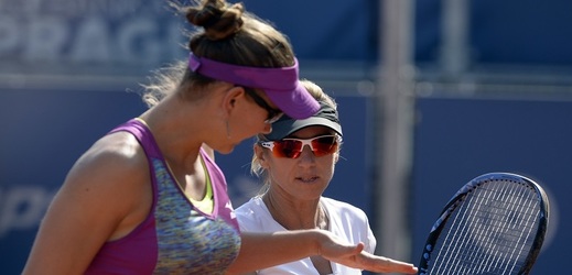Květa Peschkeová a Američanka Nicole Melicharová postoupily do finále Wimbledonu.