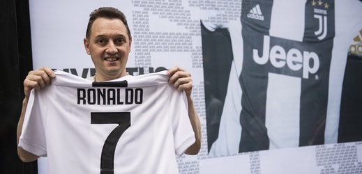 Jeden z fanoušků s novým dresem Juventusu se jménem Ronalda.