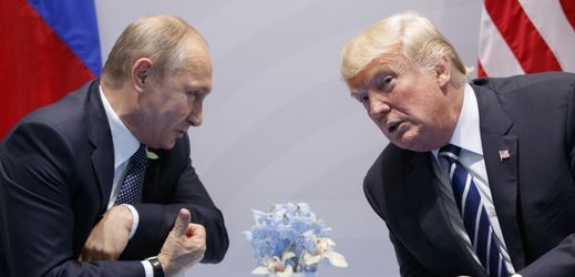 Ruský prezident Vladimir Putin (vlevo) a americký prezident Donald Trump (vpravo).