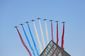 Stíhačky každoročně vykreslují na obloze francouzskou trikoloru. Letadlo nalevo nedopatřením šířilo červený kouř místo modrého, což neuniklo mnoha pozorovatelům. 