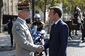 Emmanuel Macron si potřásl rukou se šéfem francouzské armády, generálem Françoisem Lecointrem.