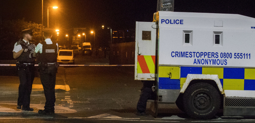 Policie před domem exšéfa Sinn Féin v Belfastu.