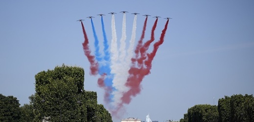 Při spuštění barevné stopy nad bulvárem Champs-Elysées se ale ukázalo, že jedno z letadel neslo nedopatřením červenou místo modré barvy.