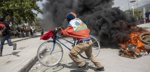 Snímek z protestů na Haiti.