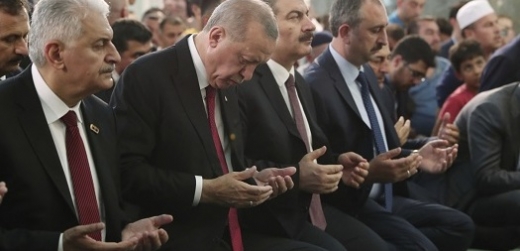Recep Tayyip Erdogan se účastní modlitby (druhý zleva).