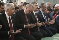 Recep Tayyip Erdogan se účastní modlitby (druhý zleva).