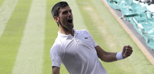 Novak Djokovič se raduje ze čtvrtého triumfu na Wimbledonu.