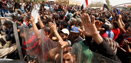 Protesty proti vysoké nezaměstnanosti a špatným sociálním službám v Iráku.