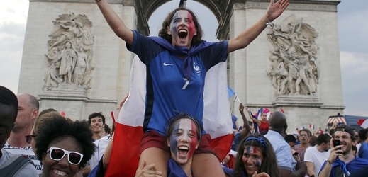 Ve Francii se slaví na každém rohu, "mistři" skandují celá náměstí.