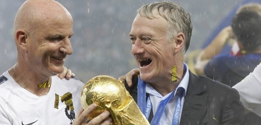 Šťastný Didier Deschamps s pohárem pro mistry světa