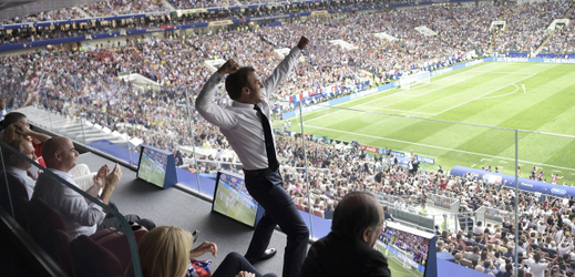 Macron zápas prožíval naplno.
